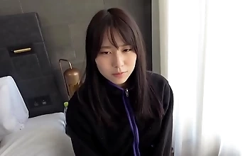 巨乳で淫らなカラダをさらけ出す、ほぼ処女のオトコ家出娘 前編