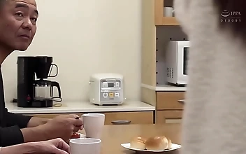 完璧な体型の魅力的な熟女を紹介する～喜ばせ方を知っている息子の妻