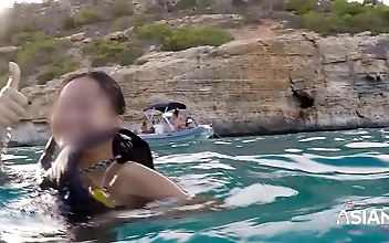 この甘美な熟女の公開野外アドベンチャーで、彼女のジューシーなオマンコを見せて好奇心を満足させよう。