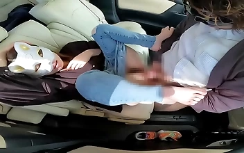 浮気妻、夫との買い物中に車内でムラムラ - 必見！