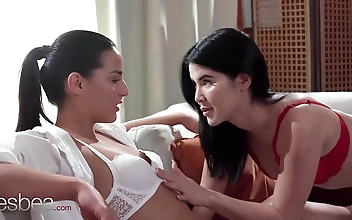 Lesbeaのセクシーなランジェリー・セックス・セッションで欲望を解き放つ