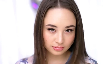 スパイシーなアジアン・ベイブの初DAPに激しくイク！6人の獰猛な男たちが、この爆発的なギャング・バングで交代する