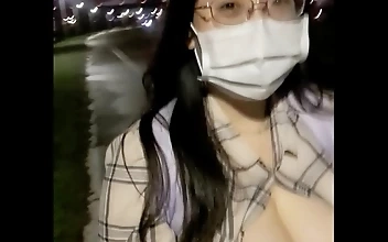 捕まえてごらん！- ジューシーな巨乳の女神が川岸であなたを誘惑する