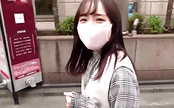 食欲旺盛な小さな女子大生を紹介しよう！彼女はボーイフレンドの巨大で甘美な道具に満足できない！