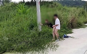 JAVの美女共演者たちとの、満足で蒸し暑い道端での乱痴気騒ぎ