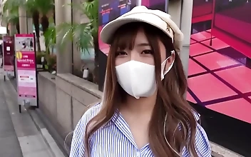 うーん、魅惑的な体型の甘美な日本女性がセクシーな動きで誘惑する！