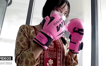 UFCファイター、デシ・ガールがプロのようにパンチを繰り出す！