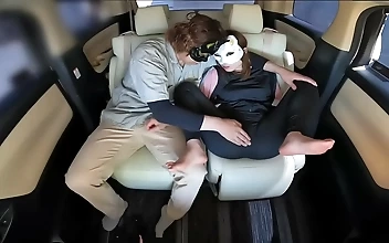 露出度の高い衣装を身にまとった艶めかしいJKがナカ出し動画で露出する