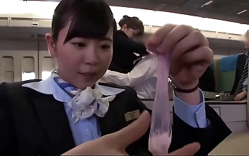 11の巨尻フライトで魅力的なエアホステスのヌードと制服フェチに酔いしれる
