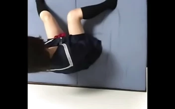 日本の女子校生が布団の上でムラムラリンピックをする！