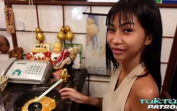 タイの魅惑的な女性ピッカが、太い白チンポでもう1ラウンドの官能的な快楽を提供する