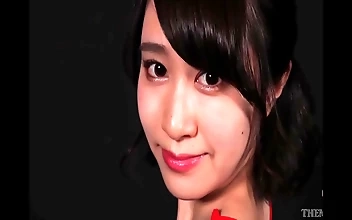 新しいときめきにハローと言おう - 赤い服を着た甘美な魅惑の女性が、エッチなポーズであなたを誘惑する！