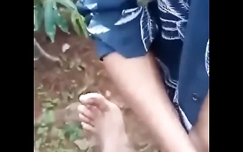 魅惑的な熟女と甘美な森を探索する