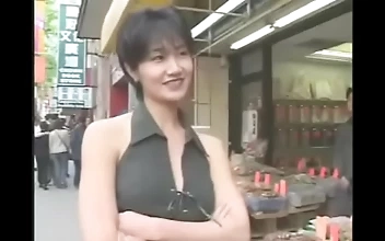 バンの荷台で黒人の巨根に誘惑された中国の魅惑的な女性を紹介する。