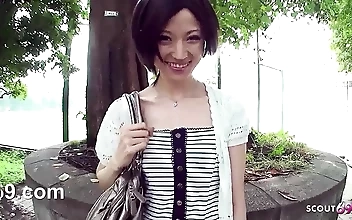 車の中で見知らぬ男のチンポをしゃぶることに抵抗できない、甘美な日本のティーン・スラットを紹介しよう！